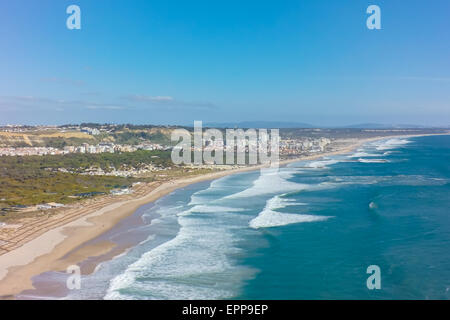 Luftaufnahme von Costa Caparica Küste Strand in Lissabon, Portugal Stockfoto