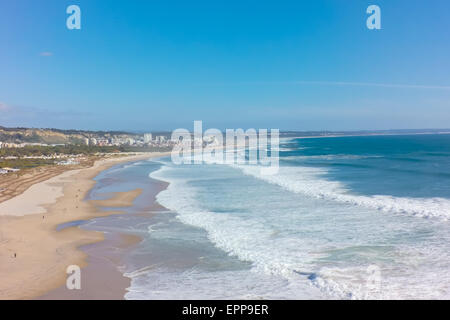 Luftaufnahme von Costa Caparica Küste Strand in Lissabon, Portugal Stockfoto