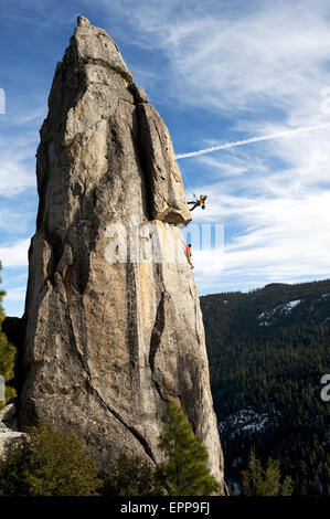 Ein Fotograf fotografiert ein Kletterer in Kalifornien. Stockfoto