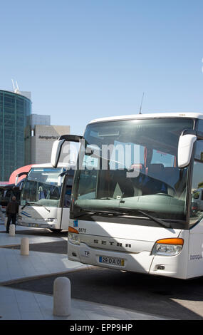 Bus am Flughafen Lissabon Portugal Stockfoto