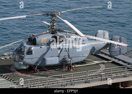 Kamov Ka-27PL Militärhubschrauber mit ungewöhnlichen gegenläufigen Rotoren an Bord der russischen Fregatte Yaroslav Mudry Stockfoto