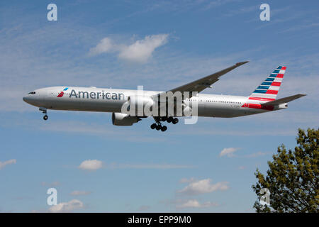 American Airlines Boeing 777-300ER Langstrecken Passagier jet nähert sich der Flughafen London Heathrow nach einem transatlantischen Flug. Moderne, Reisen. Stockfoto