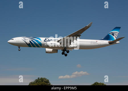 EgyptAir Airbus A330-300 auf Ansatz nach London-Heathrow Stockfoto