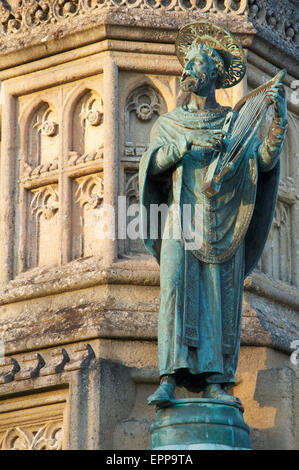 Denkmäler. Eine Bronzeskulptur von St. Aldhelm, ein Detail aus der reich verzierten viktorianischen Wingfield Digby Memorial, außerhalb Sherborne Abbey in Dorset, England. Stockfoto