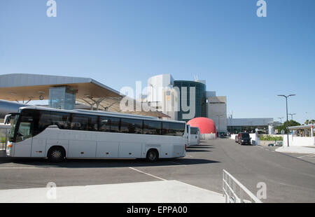 Bus am Flughafen Lissabon Portugal Stockfoto