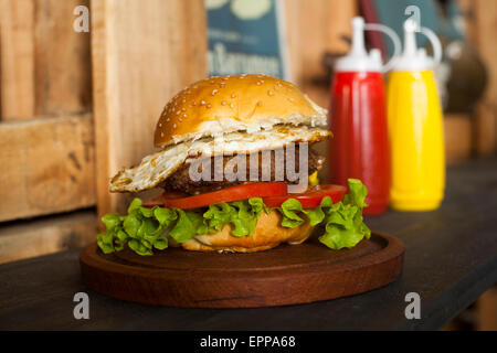 Hamburger mit Gemüse auf Holztisch Stockfoto