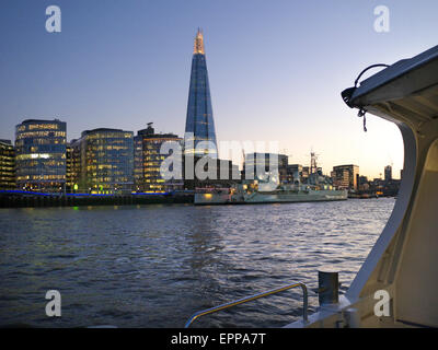 Blick auf südlich des Flusses in der Abenddämmerung von RB1 Thames Clipper Flussschiff der HMS Belfast, The Shard und mehr London Ort SE1 Stockfoto