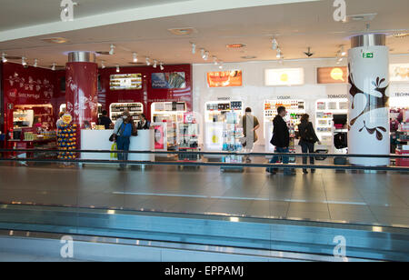 Duty free Shop bei Lissabon Portugal Kunden Kauf von alkoholischen Getränken Stockfoto