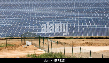 Kommerzielle Solarzellen auf landwirtschaftlichen Flächen in einer Landschaft. Portugal Europa Stockfoto