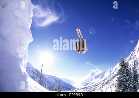 Skifahrer, die Kollision mit eines Sprung auf seinen Skiern an Alta, Utah Stockfoto