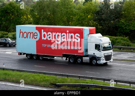 Home Schnäppchen-LKW auf der Autobahn M40, Warwickshire, UK Stockfoto