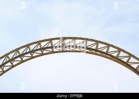 Gelbe Strecke der Achterbahn von Southend Pier machen einen Bogen in den Himmel Stockfoto