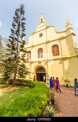 Cochin Sightseeing: Außenbereich des St. Francis Church, Fort Cochin, Kerala, Südindien, mit dem Grab des portugiesischen Seefahrers Vasco da Gama Stockfoto