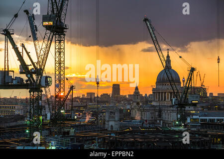 Stadtbild von Silhouette Turmdrehkrane auf die Bloomberg Platz Bau Website, London EG4 Skyline in die untergehende Sonne mit St Pauls Cathedral Stockfoto