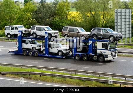 GBA-Transporter mit Land Rover Neufahrzeuge auf Autobahn M40, Warwickshire, UK Stockfoto