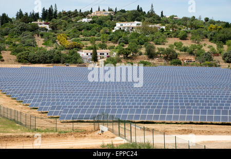 Kommerzielle Solarzellen auf landwirtschaftlichen Flächen in einer Landschaft. Portugal Europa Stockfoto