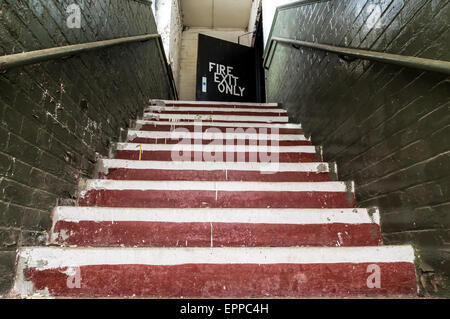 Alte Treppe mit Notfall Notausgang in einem alten Gebäude. Stockfoto