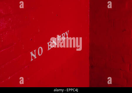 Rot lackiert weiß NO ENTRY Inschrift auf eine Mauer. Stockfoto