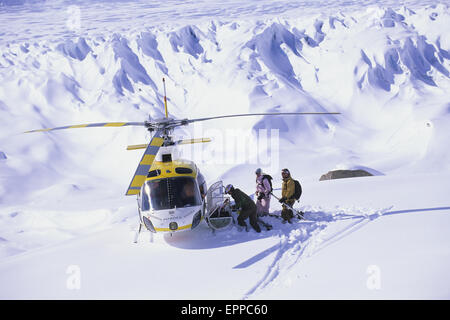 Gruppe von Skifahrern mit CPG Hubschrauber in die Tordrillo Mountains, Alaska Stockfoto