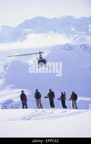 Skifahrer und Hubschrauber Tordrillo Mountains, Alaska Stockfoto