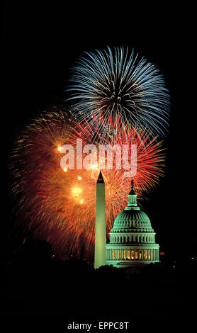 Washington DC. 4. Juli 1993 Leuchten Feuerwerk den Himmel über dem US Capitol und dem Washington Monument. Diese Bilder wurden auf dem Dach des Fußballstadions Kennedy entnommen, die knapp über 1 Meile direkt östlich Kapitol-Gebäudes ist. Die Bilder sind Langzeitbelichtungen auf Diafilm und nicht mehrere Bilder über Photoshop zusammengesetzt. Jedes Bild ist ein Frame des Films mit Belichtungszeiten von bis zu 2 Minuten. Stockfoto