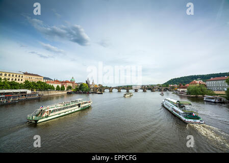 Tourist-Bootsfahrt auf der Moldau in Prag, Tschechische Republik, Osteuropa Stockfoto