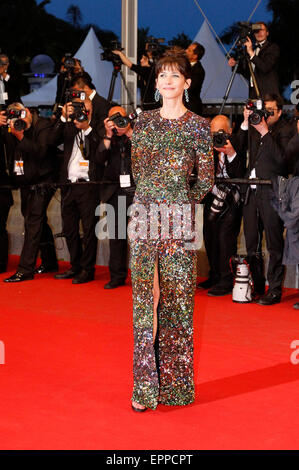 Cannes, Frankreich. 19. Mai 2015. Französische Schauspielerin Sophie Marceau stellt auf dem Teppich, wie sie für die Vorführung des Films "Berge können abweichen" bei den 68. Filmfestspielen in Cannes, Südfrankreich, 19. Mai 2015 kommt. © Zhou Lei/Xinhua/Alamy Live-Nachrichten Stockfoto