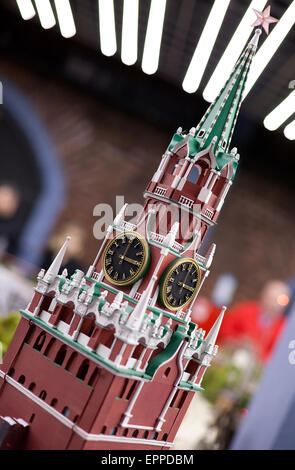 Moskauer Kreml Spasskaya Tower-Modell mit großer Uhr und roten Stern auf der Turmspitze Stockfoto