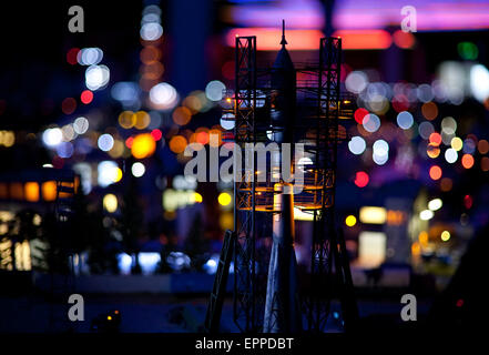 Raumschiff beim Start auf Platz Start Anlage Nacht Lichter Hintergrund Stockfoto