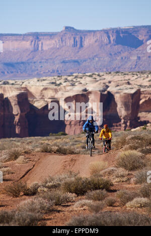 Zwei Männer Mountainbike-Touren in die Wüste. Stockfoto