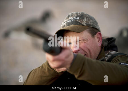 Ein Jäger soll sein Gewehr während Jagd Gänse in Carson City, NV. Stockfoto