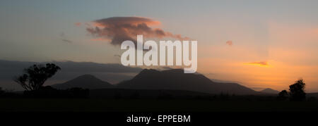 Stirling Range (Western Australia) bei Sonnenuntergang mit einer Drachenform Wolke am Himmel Stockfoto