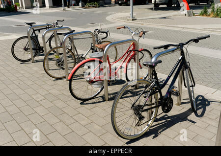 Fahrräder in einem Motorrad stehen im False Creek Village, Vancouver, BC, Kanada Stockfoto