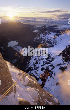 Ein Bergsteiger Abseilung unten Cerro Torres südlichen Ostgrat bei Tagesanbruch, nach einem Aufstieg von diesem Gipfel im argentinischen Patagonien Stockfoto