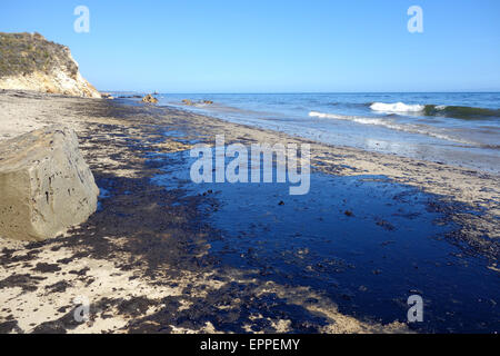 In der Nähe von Santa Barbara, Kalifornien, USA 20 Mai, 2015 Tag zwei des refugio State Beach Ölpest cleanup. Kalifornien Gouverneur Jerry Brown hat ein Ausnahmezustand in Santa Barbara County erklärt. Credit: Lisa Werner/alamy leben Nachrichten Stockfoto