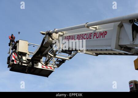 Nahaufnahme eines schottischen Feuer und Rettung aus der Luft Rettung Pumpe (ARP) Ausleger und Käfig. Stockfoto