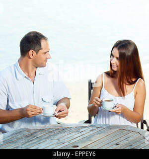 Junges Paar, trinken einen Kaffee am Morgen im freien Stockfoto