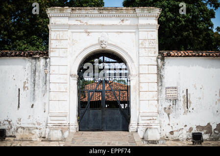 GRANADA, Nicaragua – Fuerte la Polvora, eine spanische Kolonialfestung aus dem 18. Jahrhundert, erhebt sich auf einem Aufgang mit Blick auf die historische Stadt Granada. Die 1748 erbaute Festung ist ein prominentes Wahrzeichen und Zeugnis der kolonialen Vergangenheit der Stadt. Stockfoto