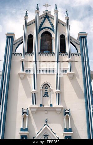 GRANADA, Nicaragua - La Capilla Maria Auxiliadora befindet sich im westlichen Teil von Granada und verfügt über ein üppig dekoriertes Interieur mit Wänden in Pastellblau und Grün. Stockfoto