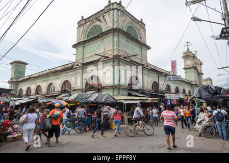 GRANADA, Nicaragua - das Hauptgebäude von Granadas geschäftigem Zentralmarkt. Stockfoto