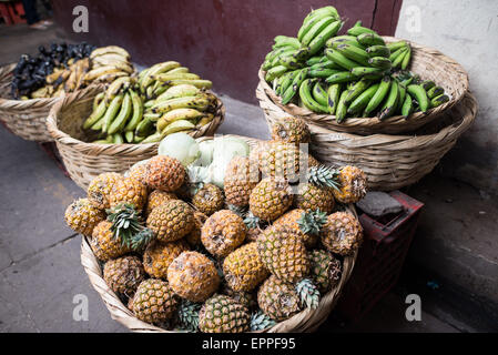 GRANADA, Nicaragua — frische Ananas und Bananen, zwei der bedeutendsten landwirtschaftlichen Erzeugnisse Nicaraguas, werden im Mercado Municipal ausgestellt. Diese tropischen Früchte repräsentieren sowohl lokale Anbautraditionen als auch das landwirtschaftliche Exporterbe des Landes. Der Markt dient als direkte Verbindung zwischen regionalen Obsterzeugern und städtischen Verbrauchern. Stockfoto