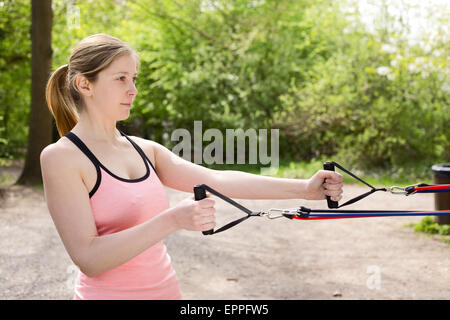 junge Frau mit elastischen Ausübung. Stockfoto