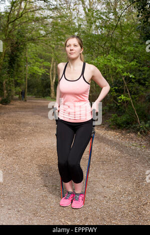 junge Frau, die das Training mit elastischen Stockfoto