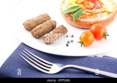 Leckeres gesundes Frühstück Bagel und Eiern mit Wurst und Cherry-Tomaten Stockfoto