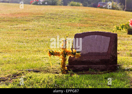 Anonymen Grab mit Blumen Kreuz im Friedhof Stockfoto