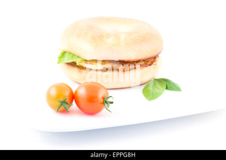 Leckeres gesundes Frühstück Bagel und Eiern mit Basilikum garnieren und Tomaten Stockfoto
