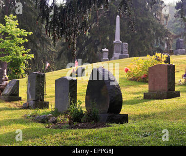 Leere Gräber auf dem Friedhof in den frühen Morgenstunden Stockfoto