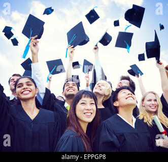 Graduation Caps in die Luft geworfen Stockfoto