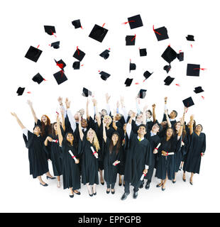 Graduation Caps in die Luft geworfen Stockfoto