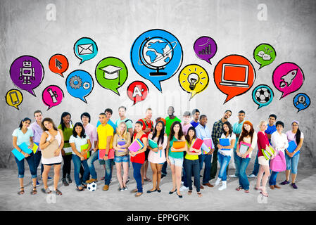 Gruppe von Studenten mit Sprechblasen. Stockfoto